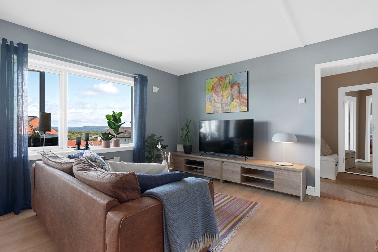 Her ser vi fra stua og mot entreen Galleribilde