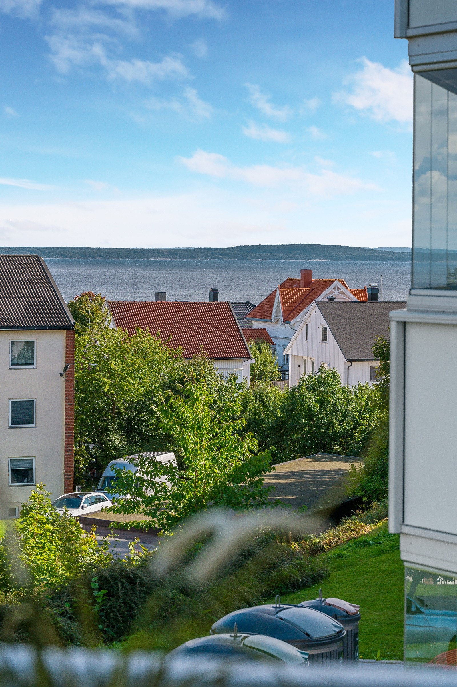 Fra balkongen ser vi også mot Jeløya og skipstrafikken Galleribilde