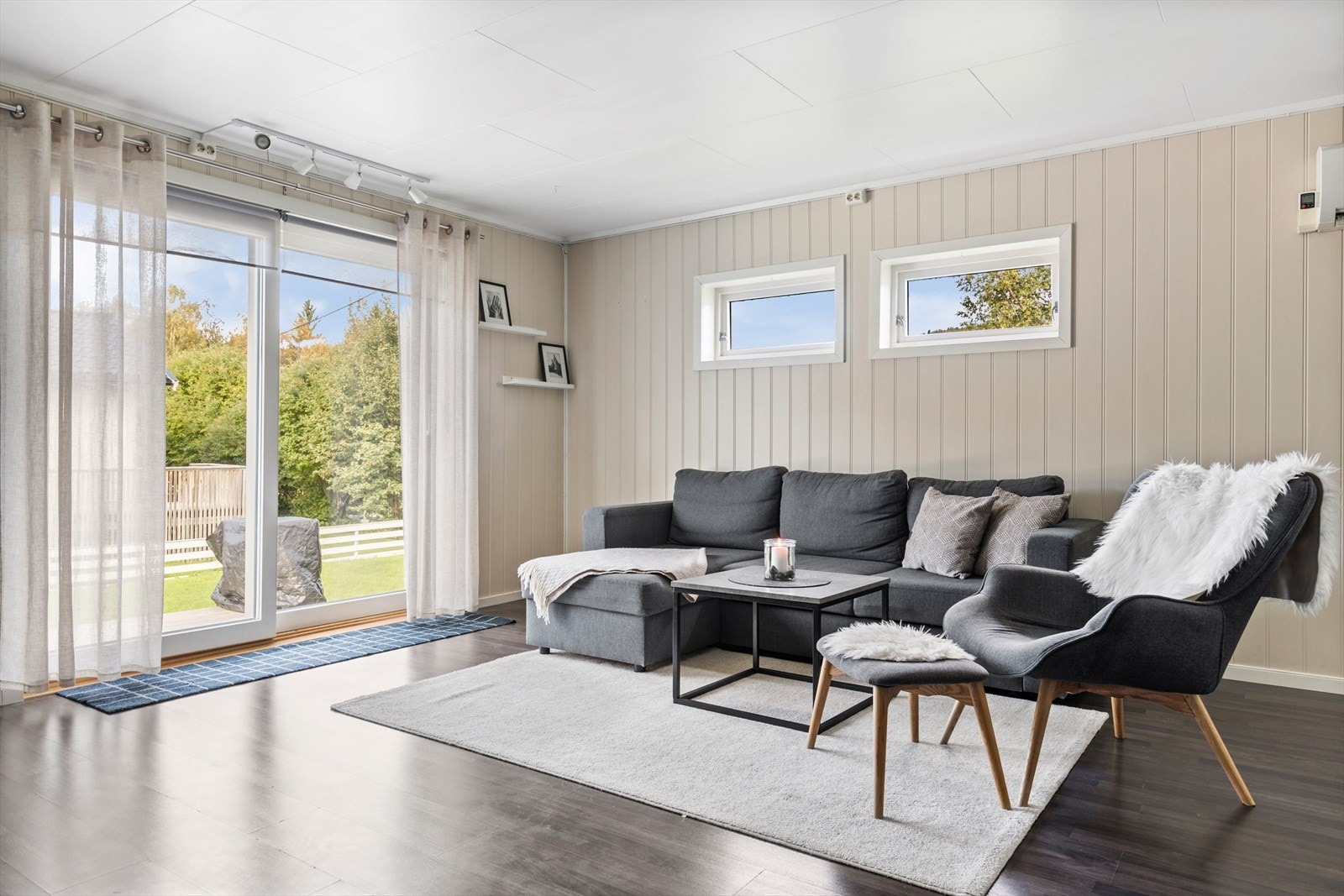 I 2018 ble det satt inn ny skyvedør - denne gir godt med naturlig lys i stuen Galleribilde