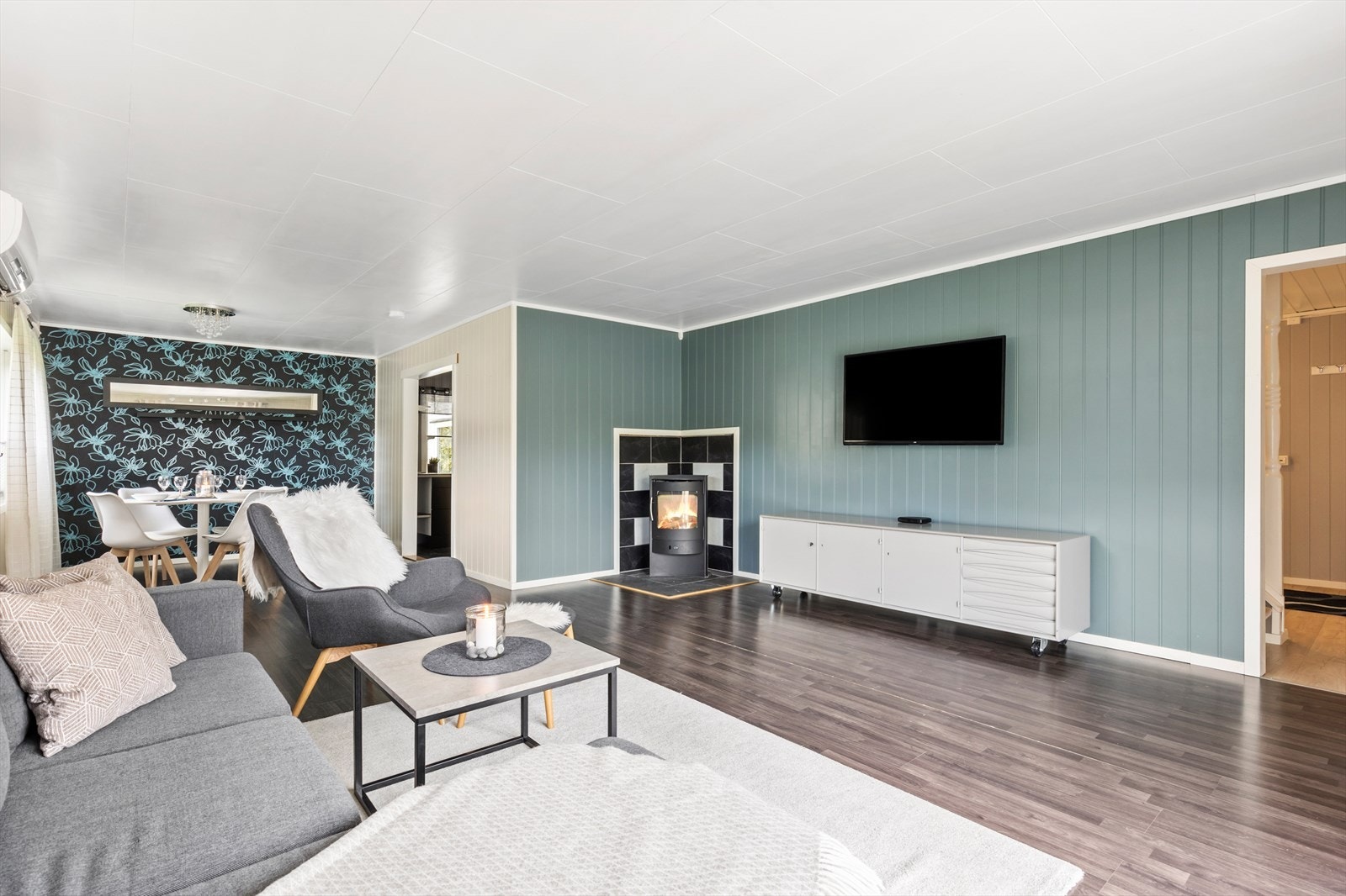 I stuen får du en lun atmosfære med fyr i vedovnen. Galleribilde