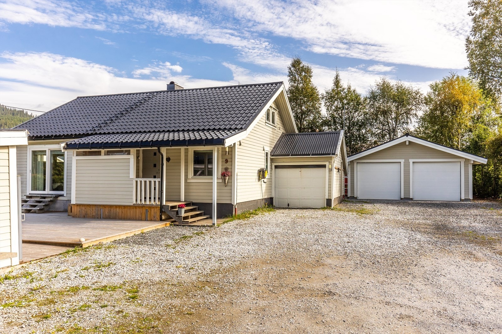 Gruset innkjørsel som er svært romslig Galleribilde