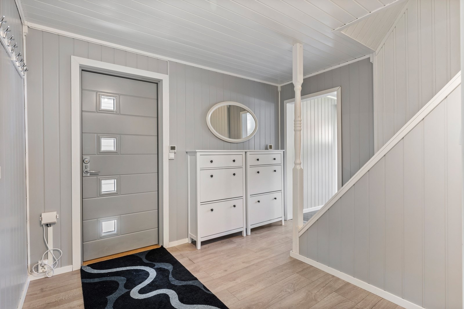 Romslig entrè med plass til å oppbevare yttertøy og sko Galleribilde