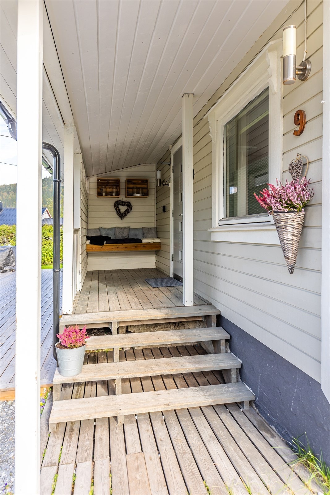 Et trivelig og takoverbygget inngangsparti ønsker deg velkommen til Risegrana 9 Galleribilde