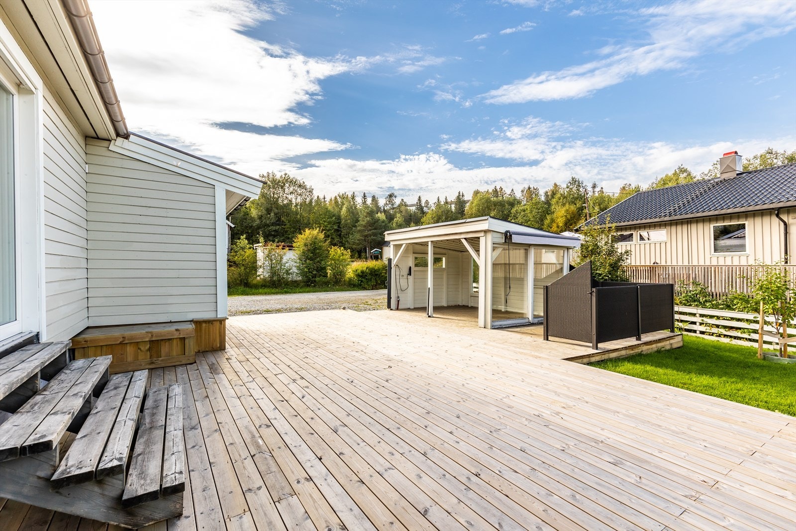 Utestuen med markplatting ble bygget i 2018 og resten av markplattingen er fra 2022 Galleribilde