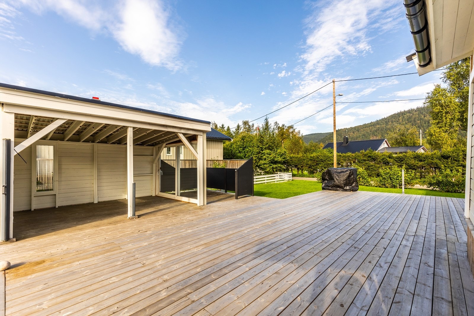Hele markplattingen er ca. 95 m² og har egen utepeis Galleribilde