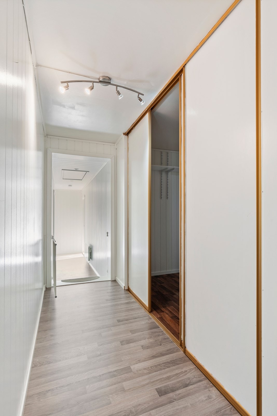 Gang inn til den delen av huset som ble påbygget i 2014/2015 - her finner du et stort garderoberom Galleribilde