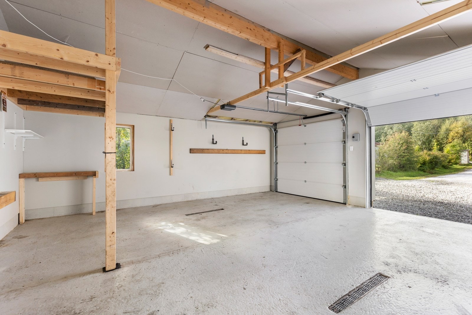 Garasje fra 2021 som er isolert og har støpt plate med varmekabel Galleribilde