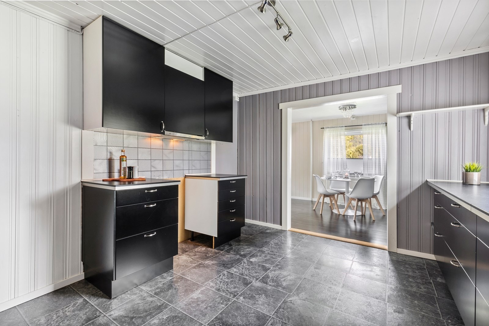 Fra kjøkkenet er det adkomst til spisestue Galleribilde