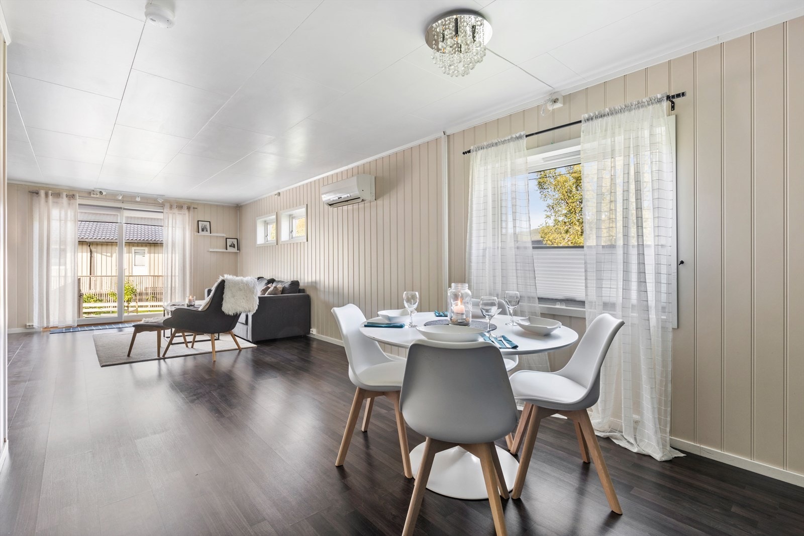 Spisestue med mulighet for å ha et spisebord som har plass til både familie og venner Galleribilde