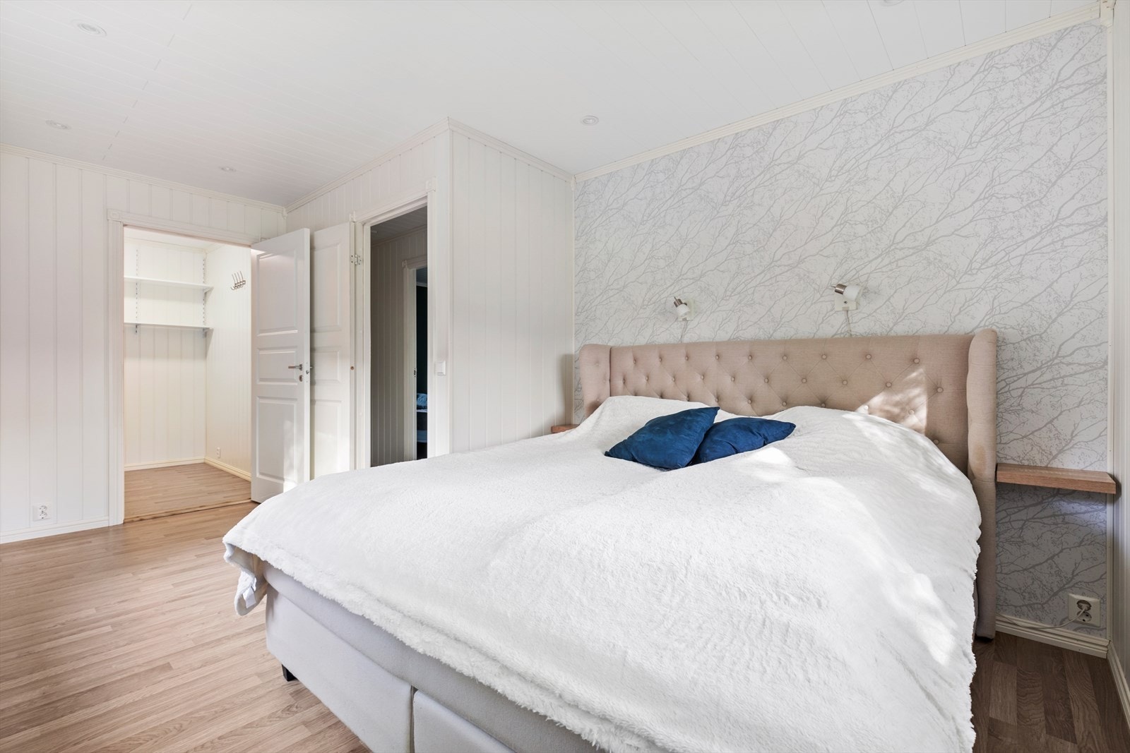 Soverommet har egen walk-in garderobe Galleribilde