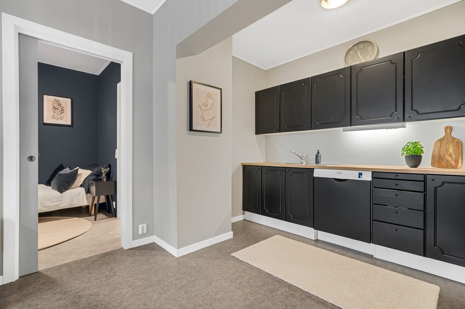 Fra kjøkken har man lett tilgang til soverom og bad. Galleribilde