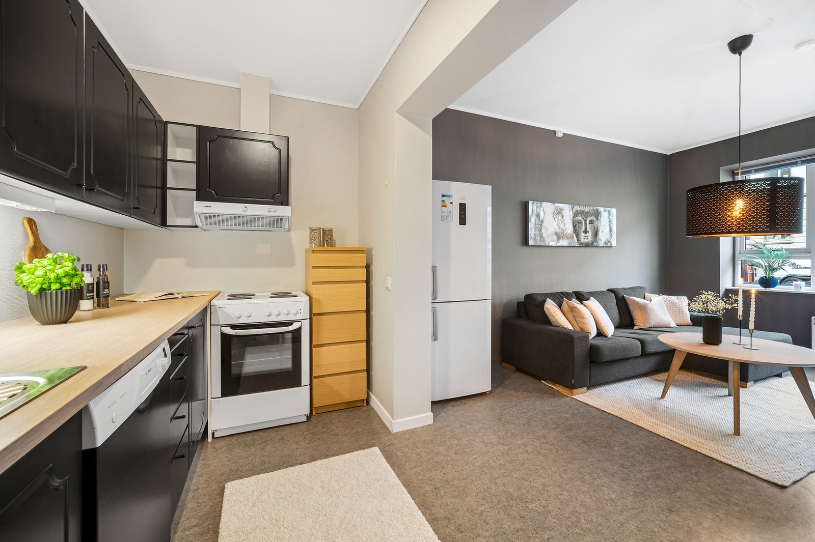 Kjøkkenet ble oppusset rundt år 2000, og har profilerte fronter, folierte skrog og laminert benkeplate. Galleribilde