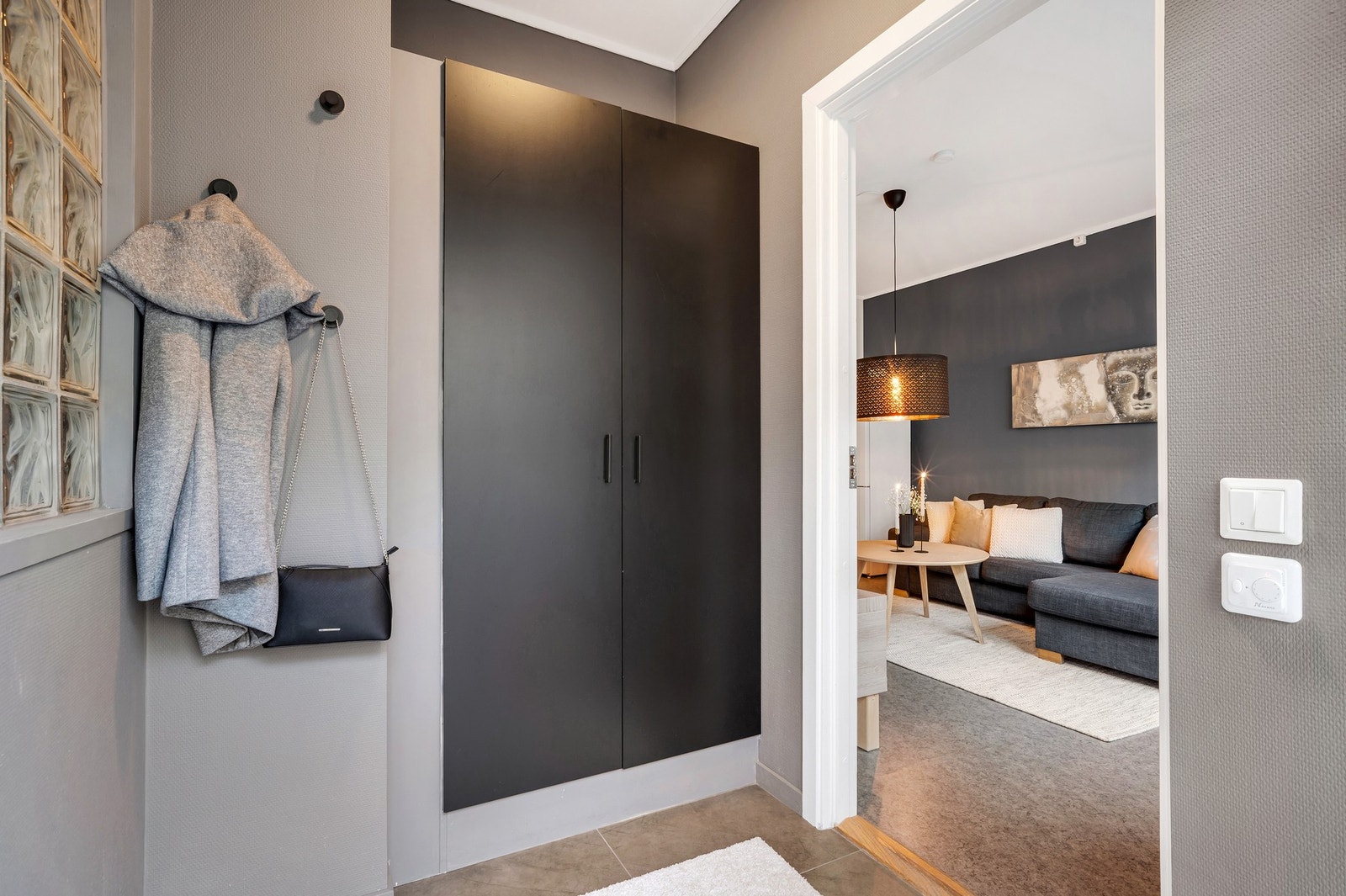 Entrè med oppbevaringsmulighet for klær og sko. Galleribilde