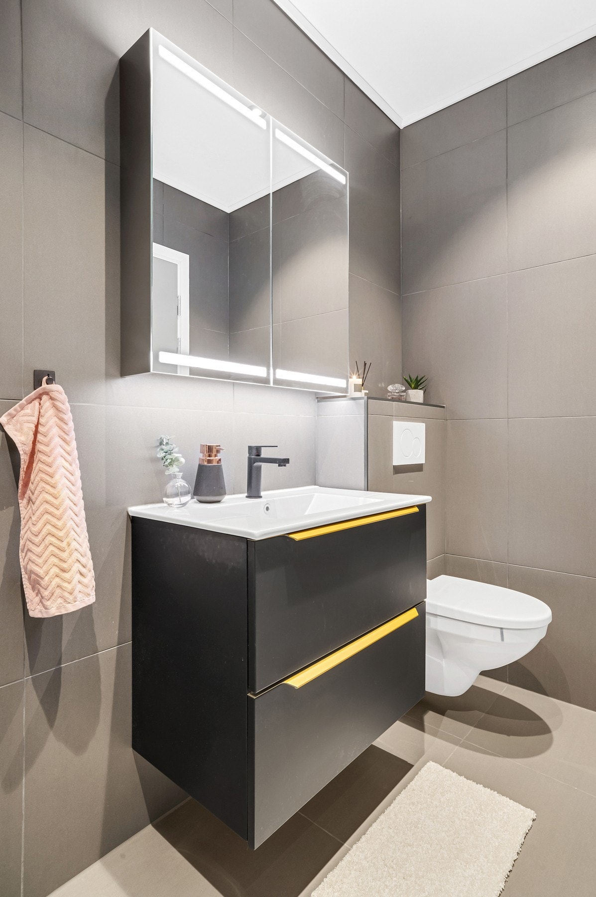 Flislagt gulv med elektriske varmekabler. Galleribilde