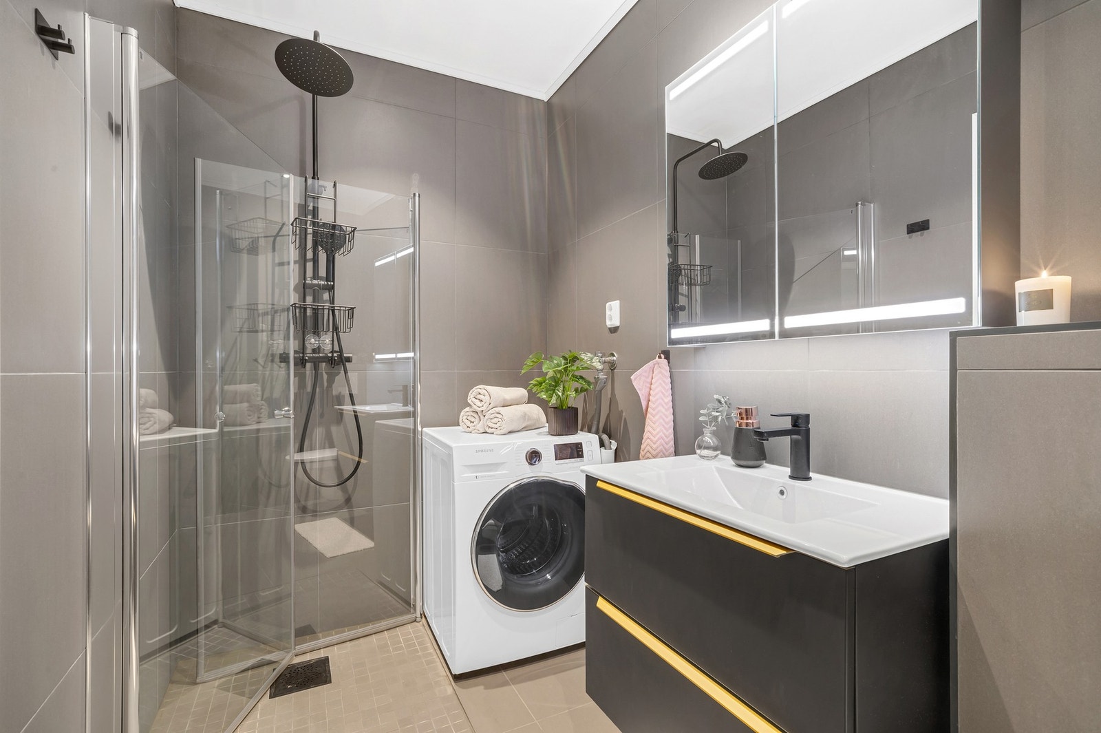 Stilig baderom som ble oppusset i 2019 med ny innredning, flis og membran. Galleribilde