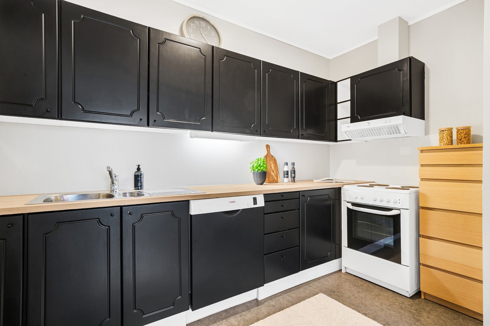 God skap- og benkeplass på kjøkkenet som passer godt ved oppbevaring og matlaging. Galleribilde