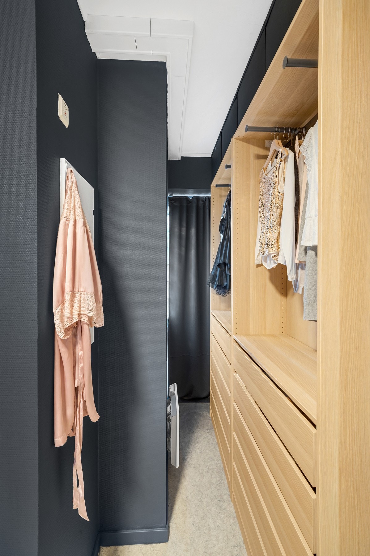 Garderobeløsning på soverommet. Galleribilde