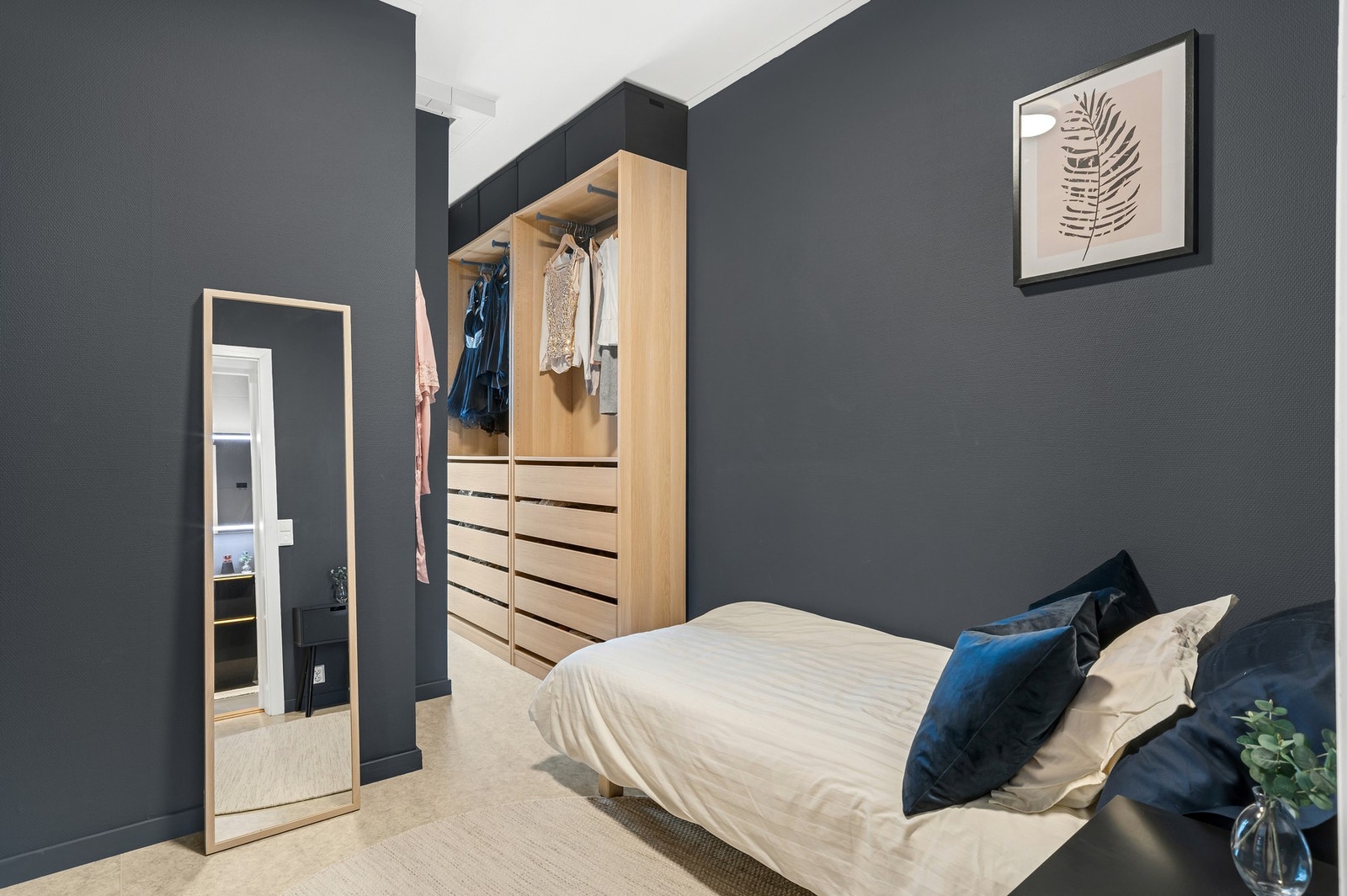 Soverommet har god plass til seng og garderobeløsning. Galleribilde