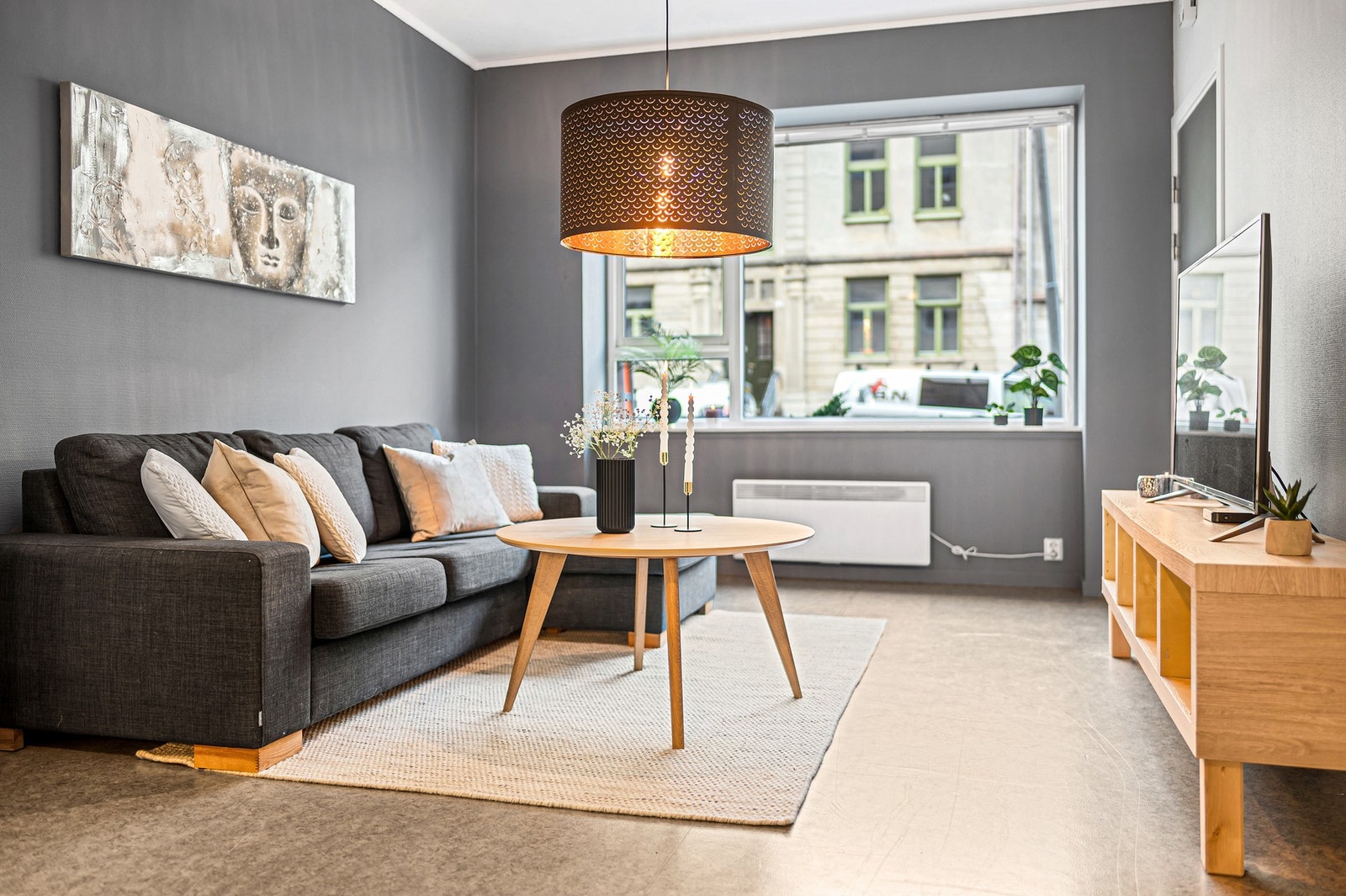 Delikat stue med god plass til sofagruppe og TV-krok. Galleribilde