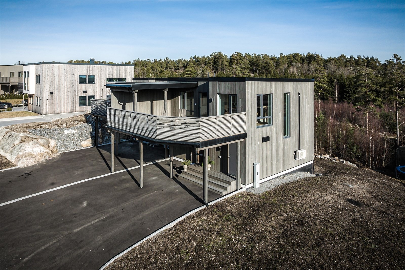 Moderne og tidløst - asfaltert gårdsplass med carport Galleribilde