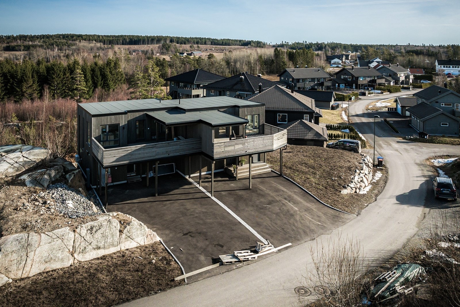 Fra eiendommen er det gang- og sykkelavstand til Helgeroa Galleribilde