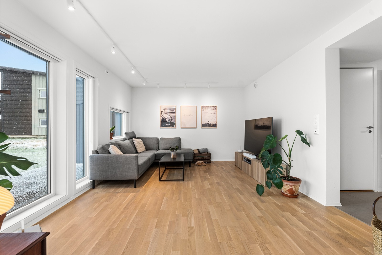 Åpen og fin utsikt fra stue Galleribilde
