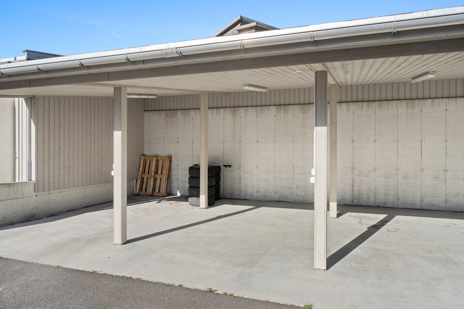 Medfølgende carport (mulig å installere el-bil lader) Galleribilde