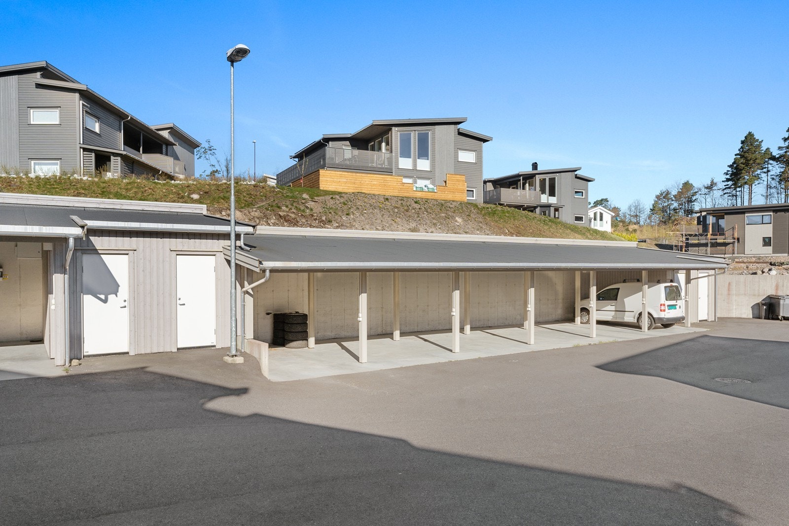 Medfølgende carport og utvendig bod. Galleribilde