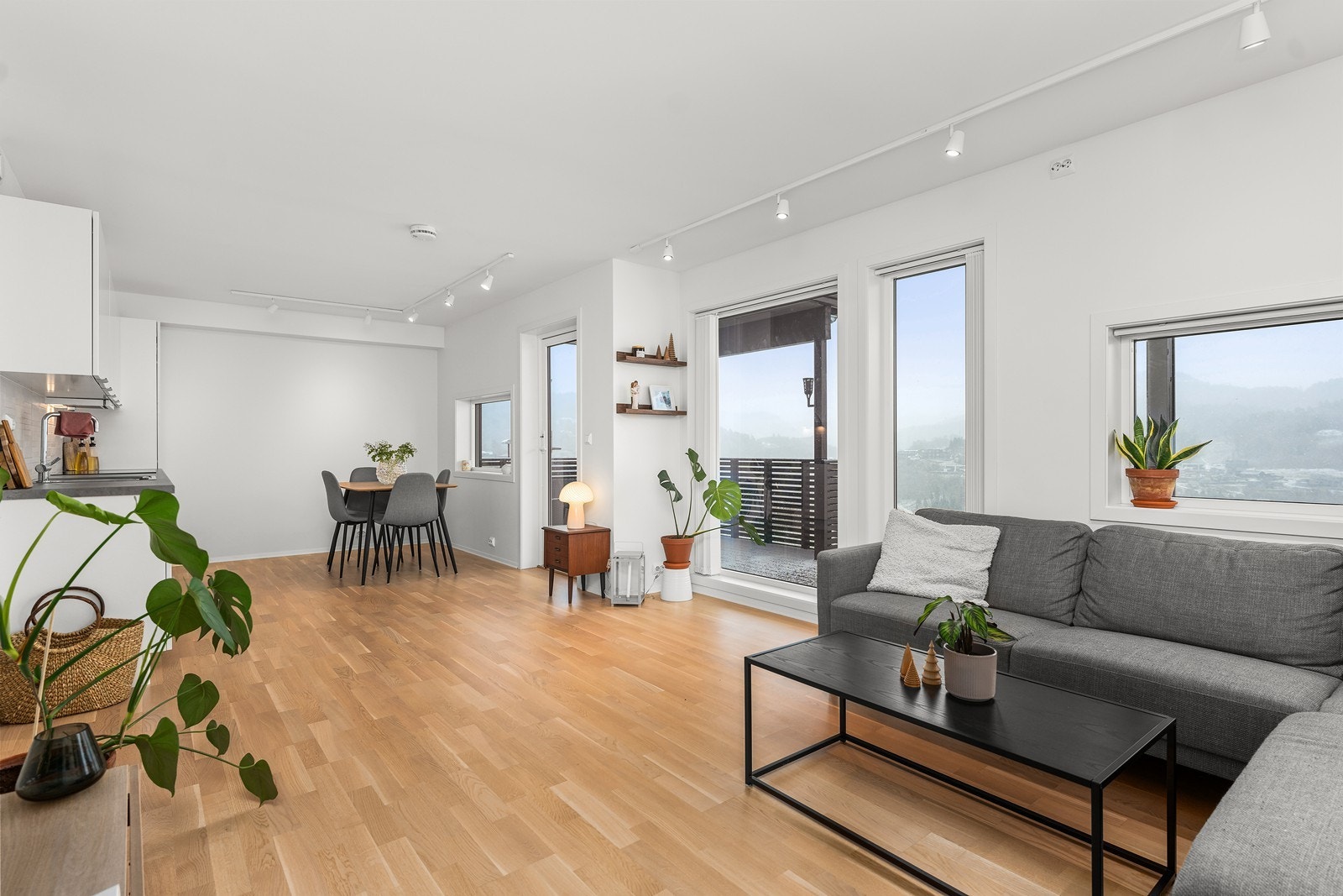 Moderne leilighet med listefritt tak Galleribilde