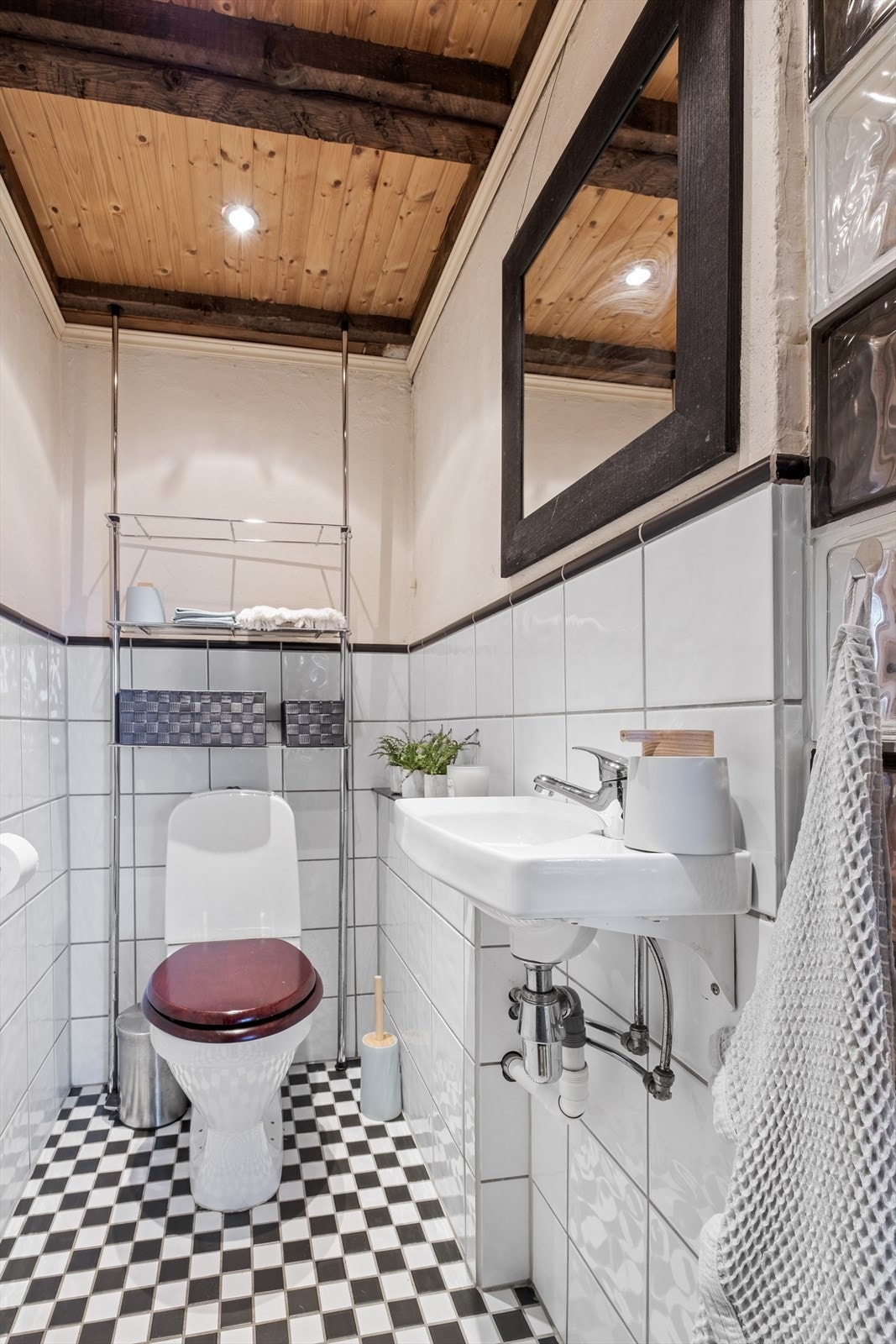 Toalettrommet med inngang fra hallen Galleribilde