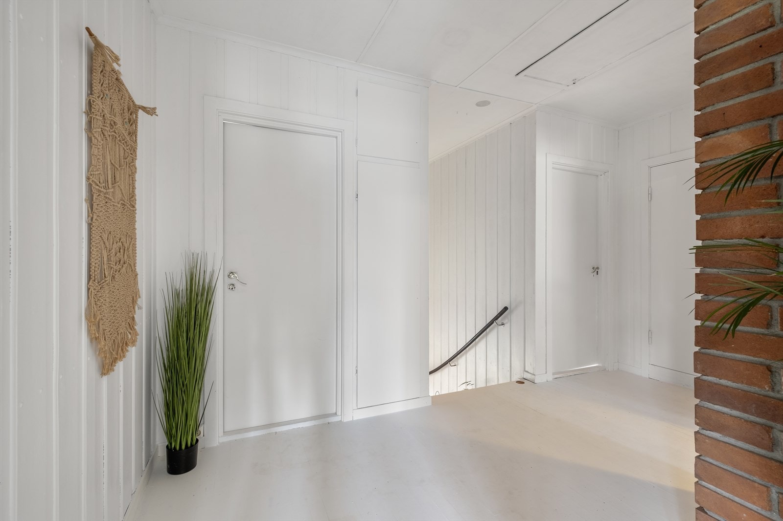 Gangen i 1. etg. med trappen ned til inngangsetasjen Galleribilde