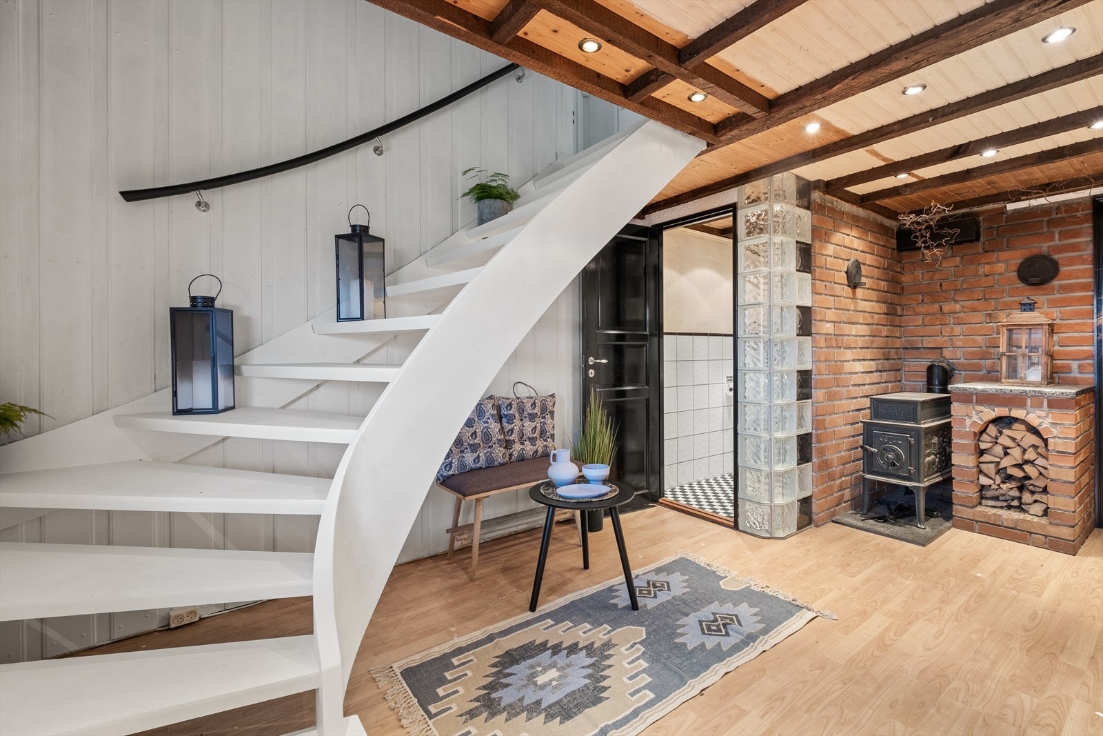 Hallen med trappen opp til 2. etg. Galleribilde