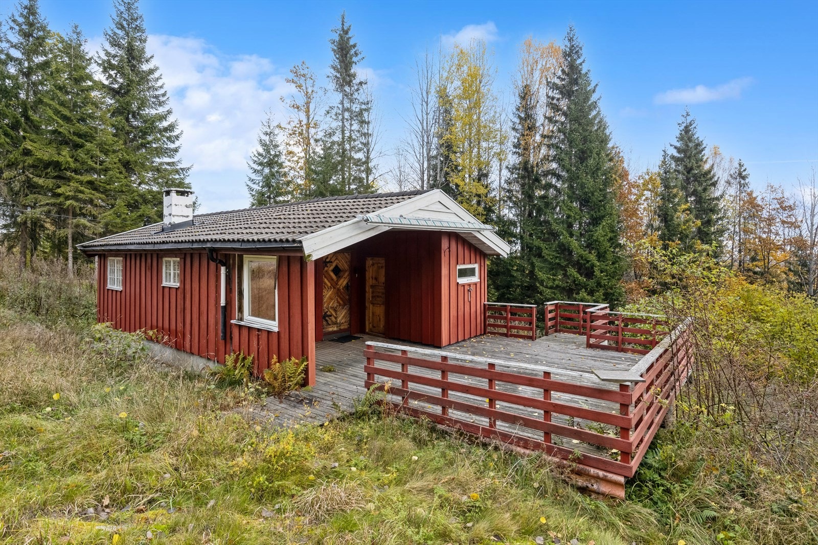 Tomten er hovedsakelig naturtomt med noe fjell. Galleribilde