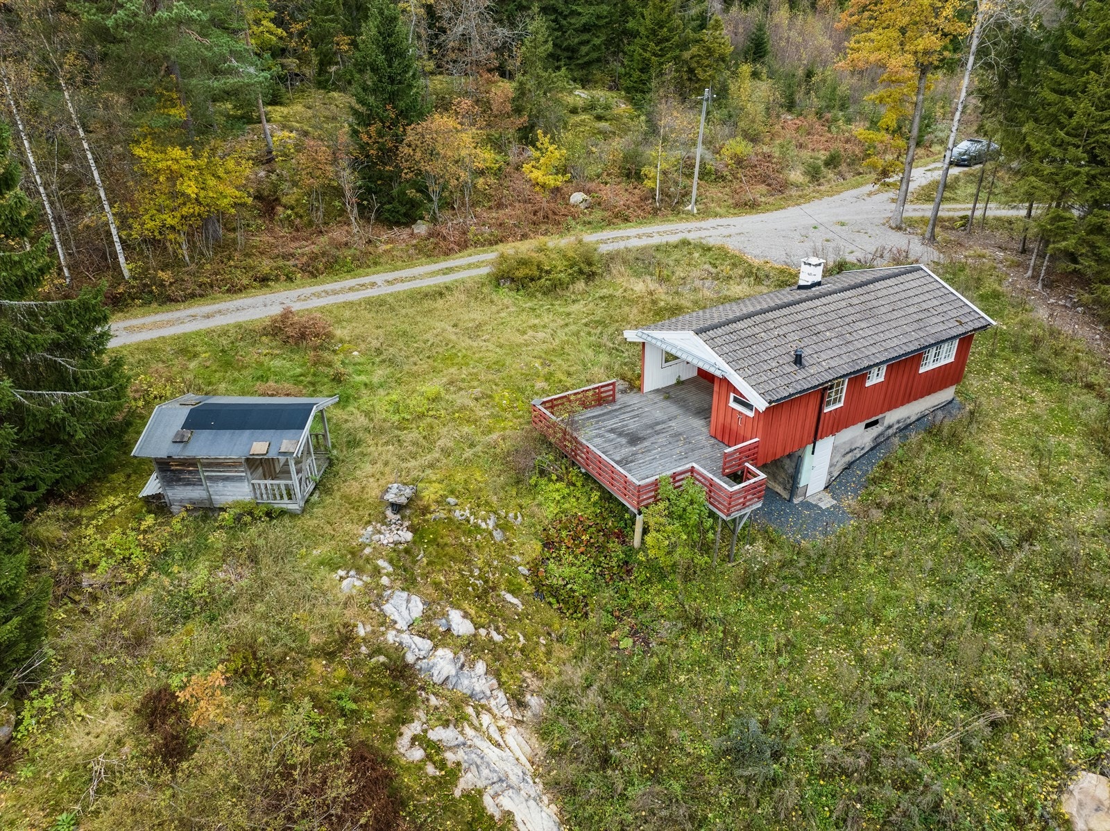 Fritidsbolig beliggende ved Storsand i Asker kommune, i et område etablert med hovedsakelig eneboliger, gårdsbruk og fritidsboliger. Eiendommen har gode solforhold, og usjenert beliggenhet innerst i blindvei. Galleribilde