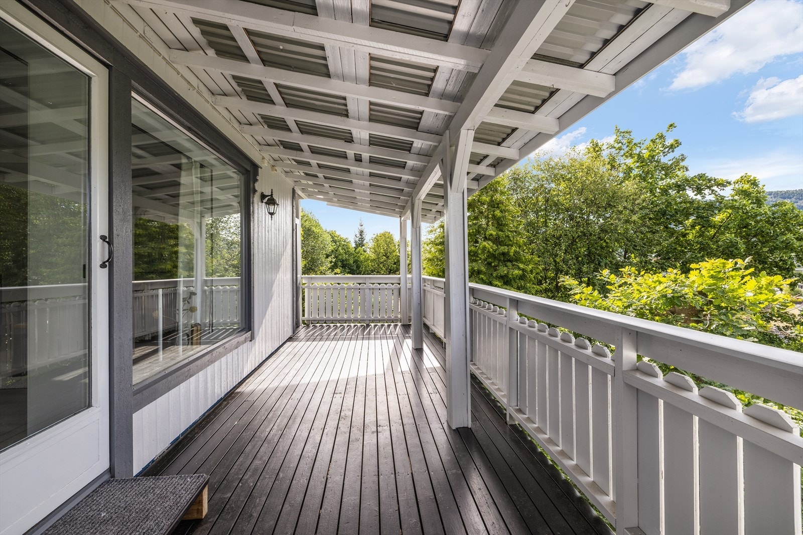 Deler av terrassen er overbygd. Galleribilde
