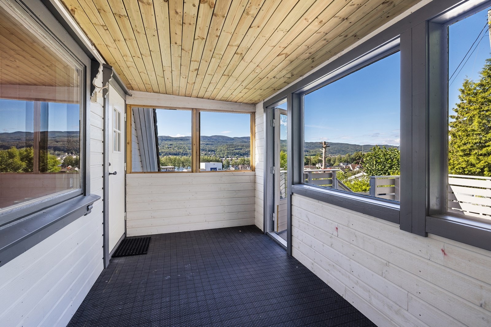 Innebygget terrasse med inngang til 2. etasje. Galleribilde