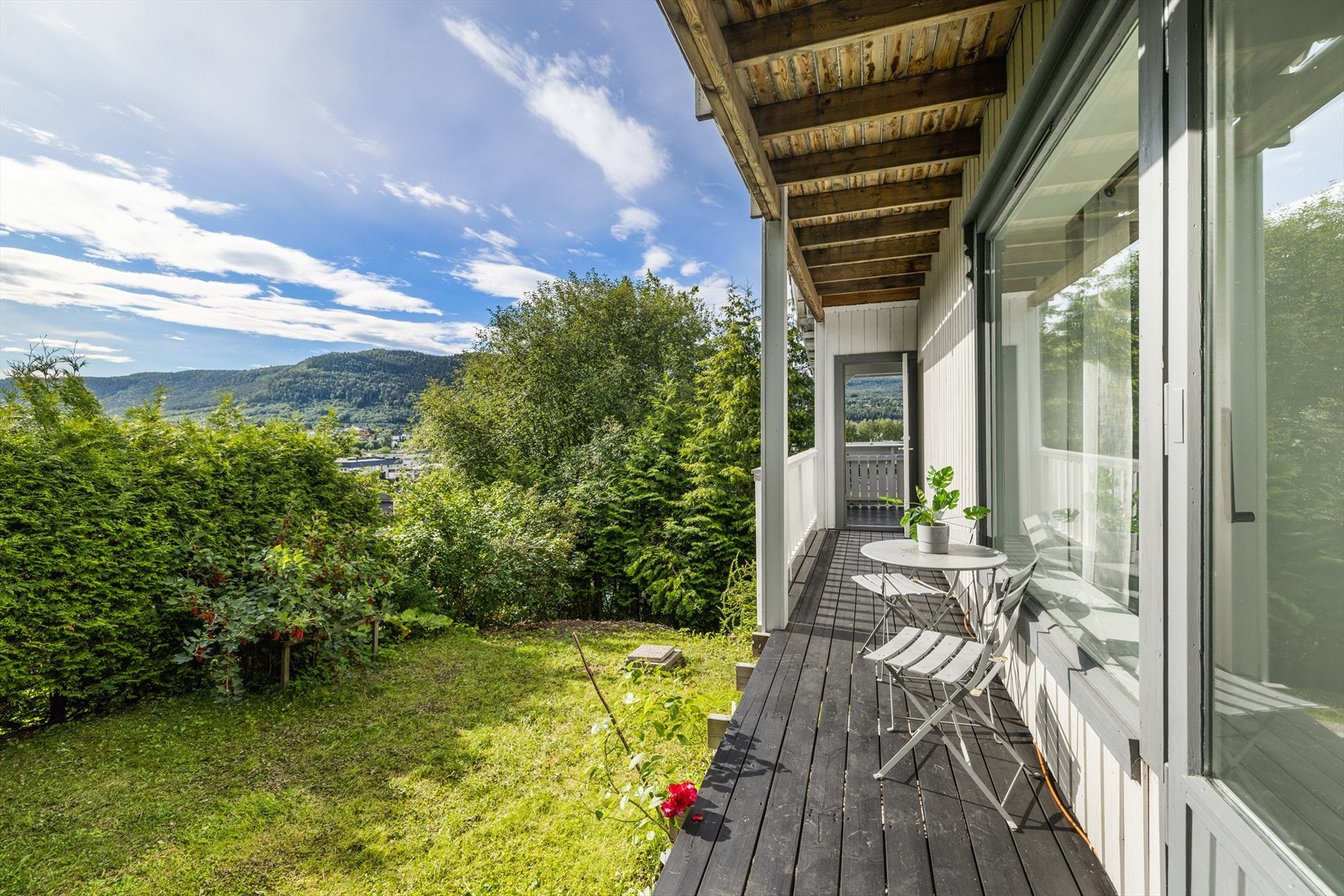 Liten uteplass utenfor soverom 1. etasje. Galleribilde