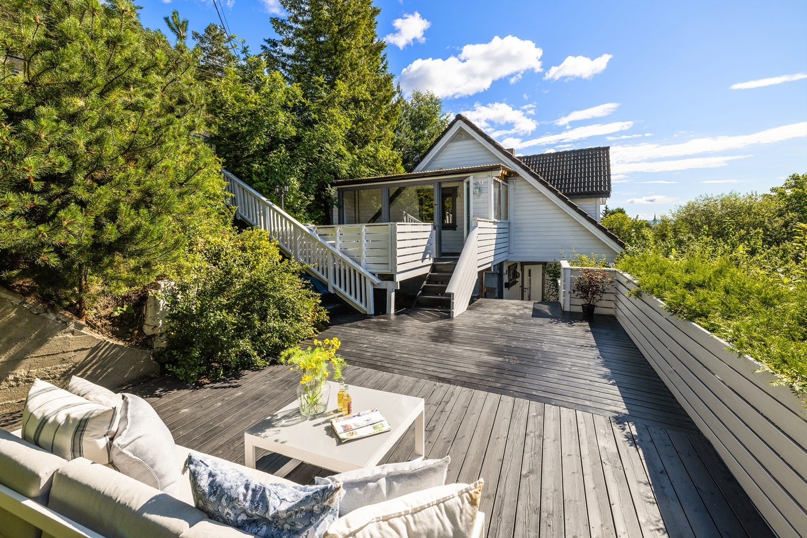 Boligen har en stor og flott terrasse med gode solforhold. Galleribilde