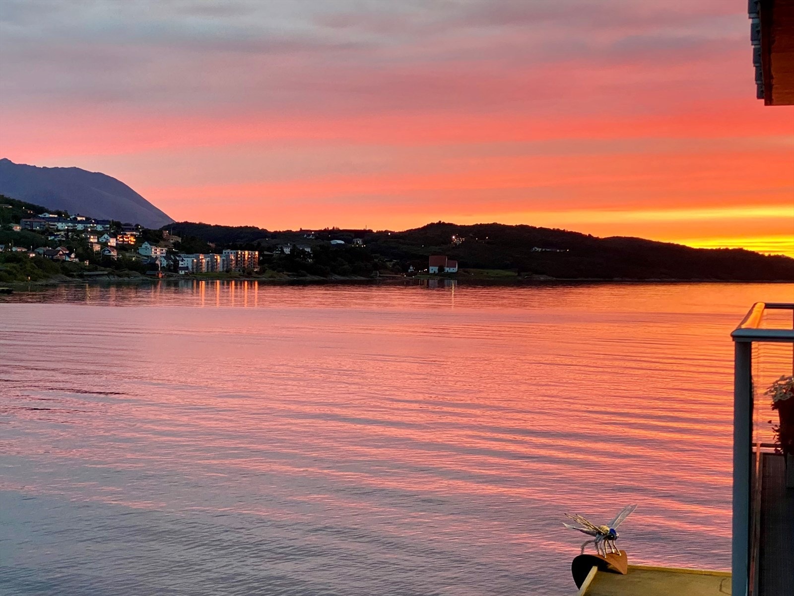Og for den som sitter oppe litt lenger ut over kvelden får nyte den fine himmelen på vår og sommer. Midnattsolen treffer her ca kl 01:30. Galleribilde