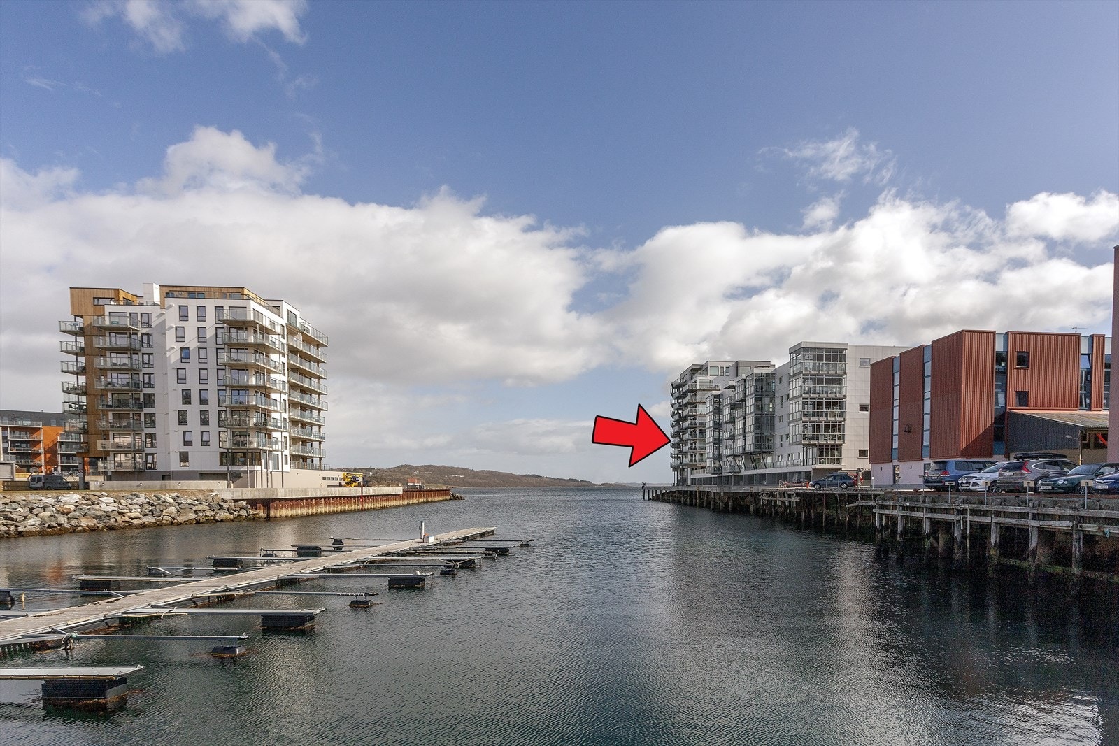 Harstadhamn er ei lita idyllisk havn som også har fått ei lun småbåthamn. Galleribilde