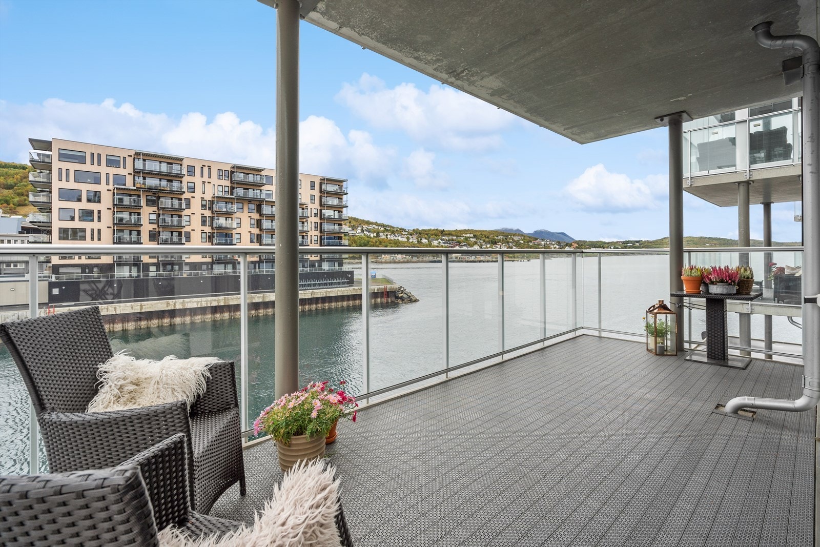 Flott overbygd terrasse med god plass å møblere og fin utsikt. Galleribilde