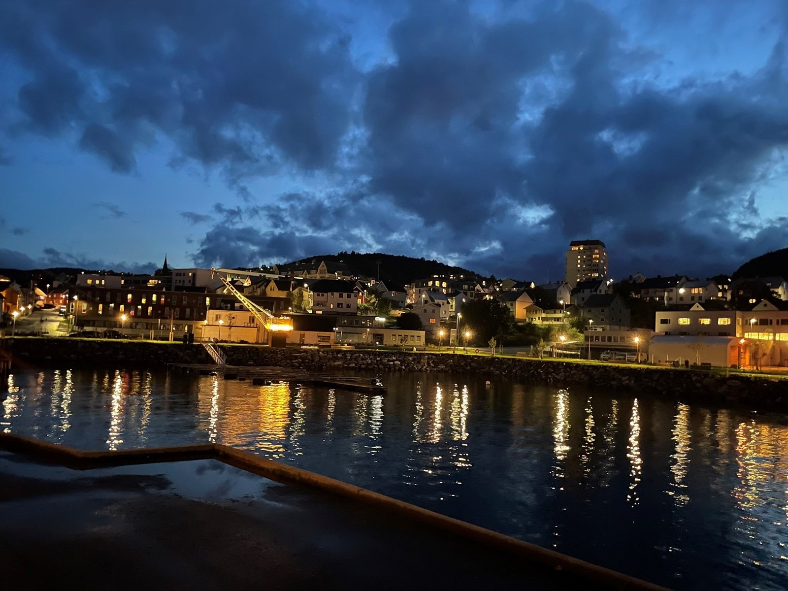 Utsikt fra terrassen opp mot Sama. Herfra treffer solen spesielt godt på ettermiddag og kveld. Galleribilde