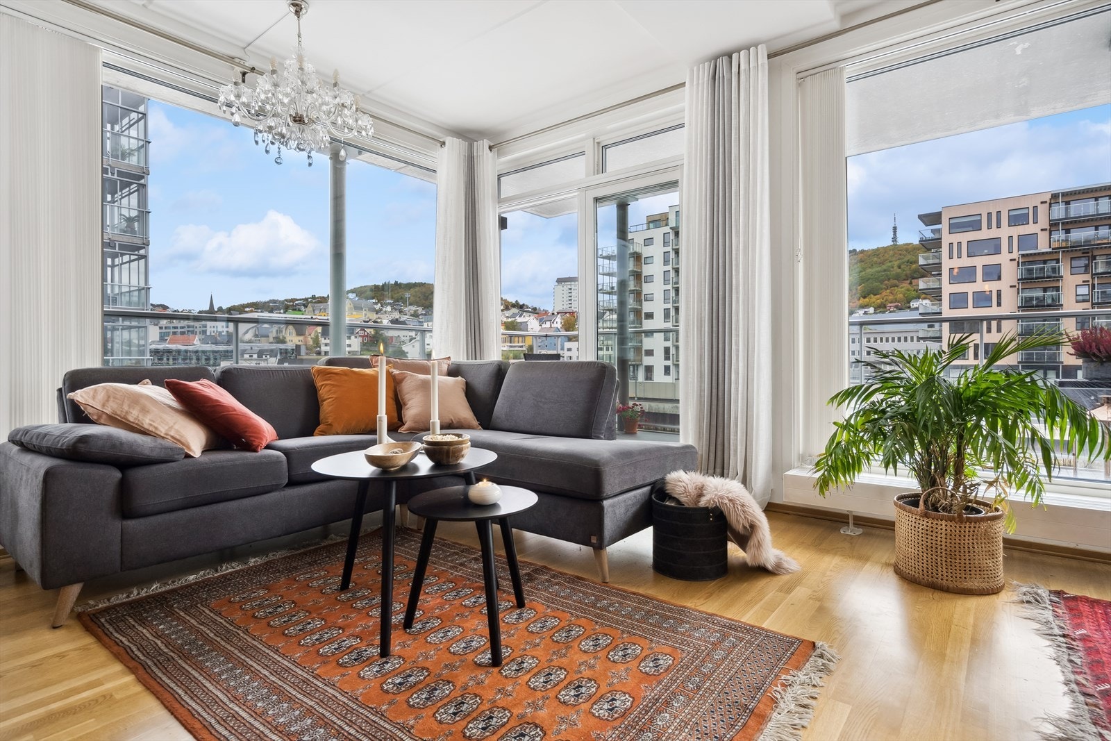 Store vinduer i stuen gir godt utsyn og mye lys inn i leiligheta. Galleribilde