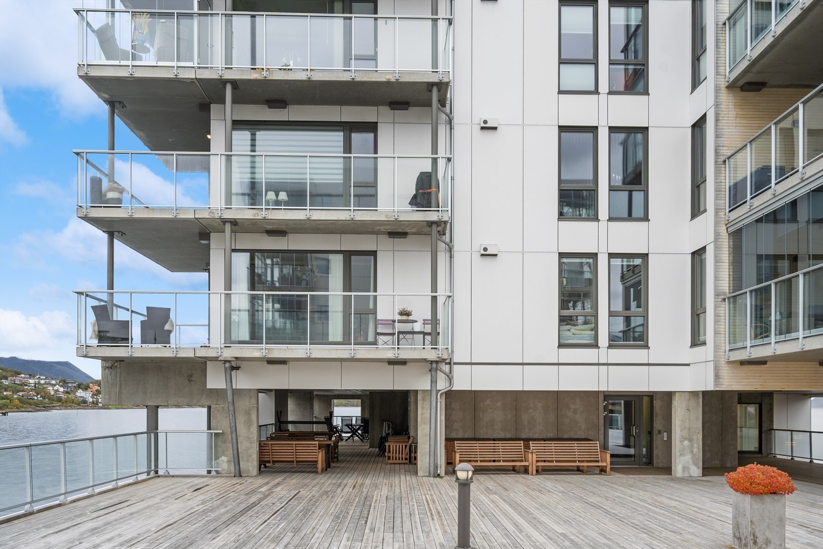 Leiligheten har rikelig med terrasse på to sider. Galleribilde
