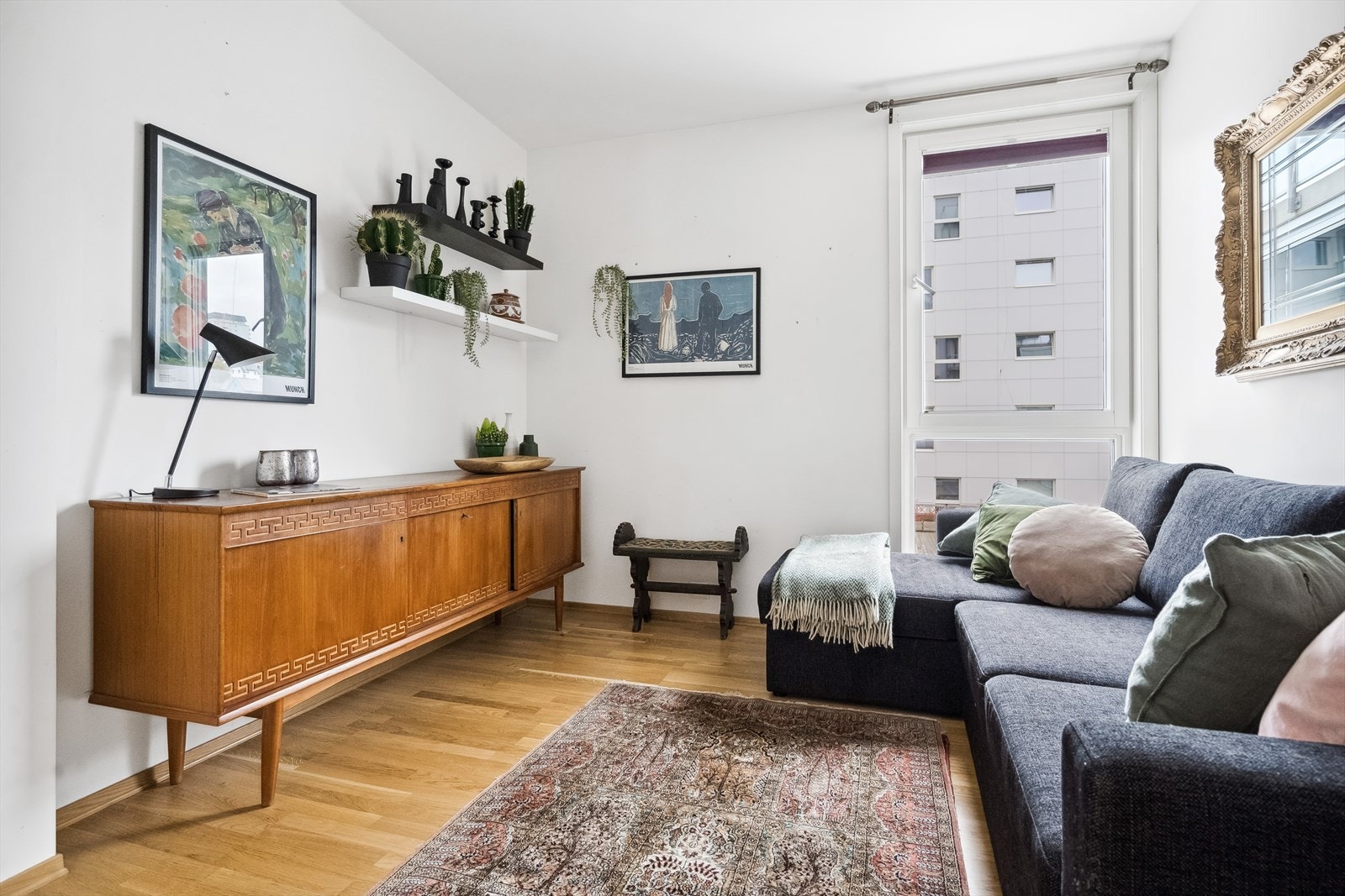 Det er enkelt å innrede et av soverommene til hjemmekontor eller kanskje en liten TV-stue om du vil. Galleribilde