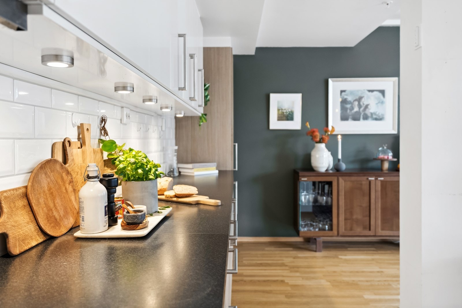 Kjøkkenet er stort og godt utstyrt med skap og benkeplass. Galleribilde