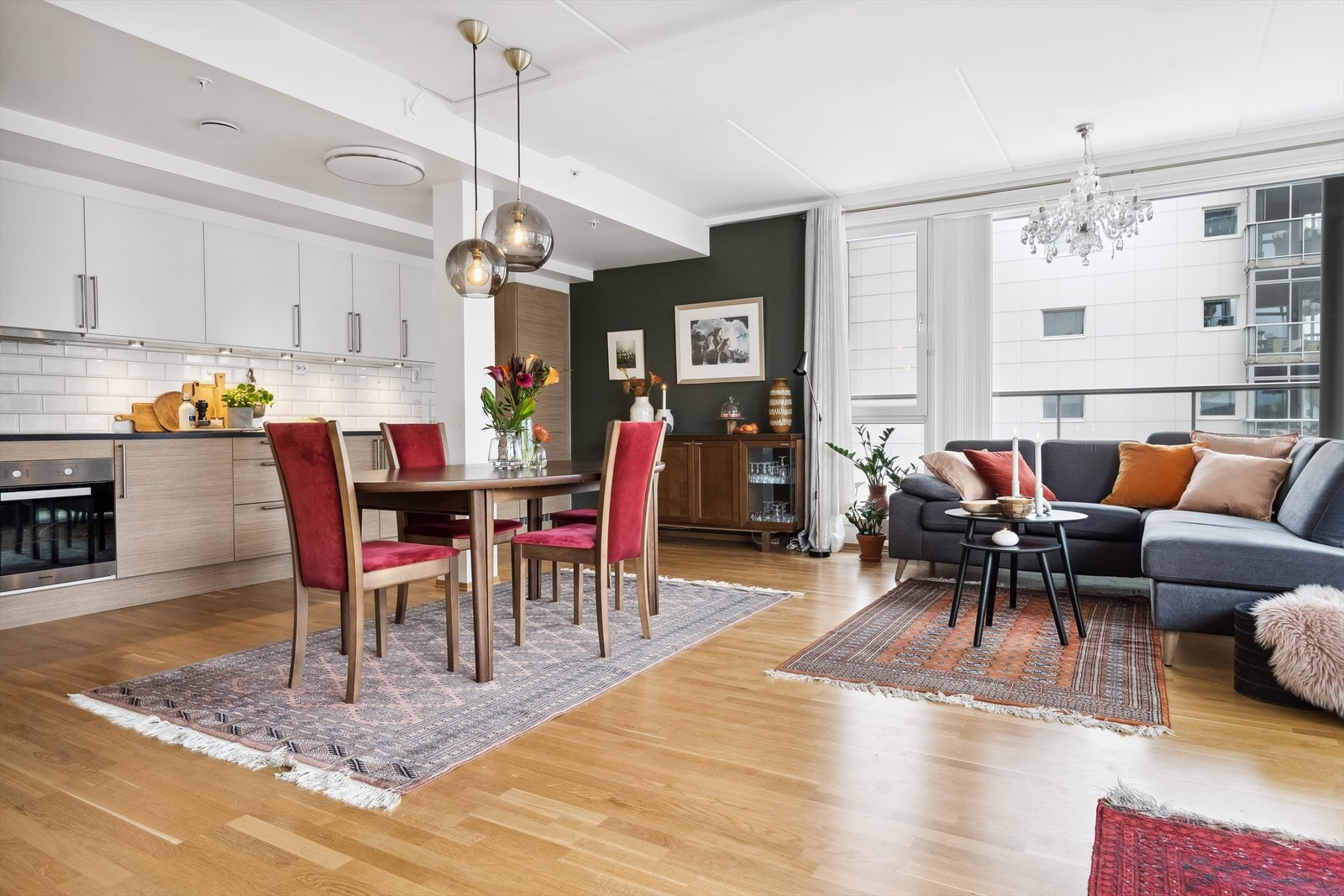 Stue og kjøkken har åpen løsning, noe som bidrar til en urban leilighet med god planløsning. Galleribilde