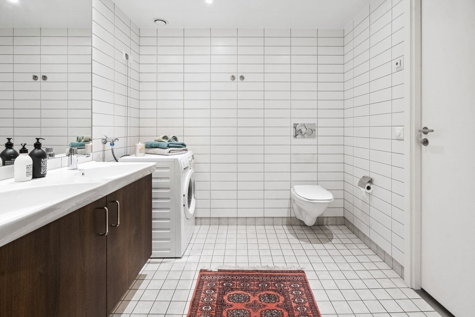 Badet har også mekanisk avtrekk samt lysspotter i himling. Galleribilde