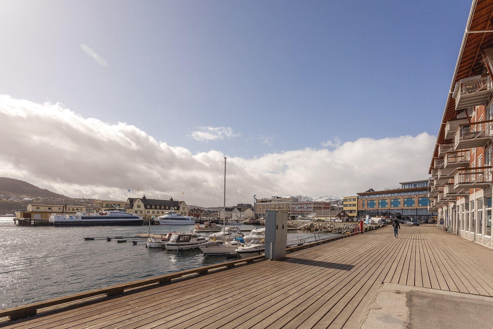 Når en går in til sentrum er det naturlig å velge Hamnepromenaden inn mot byen. Galleribilde