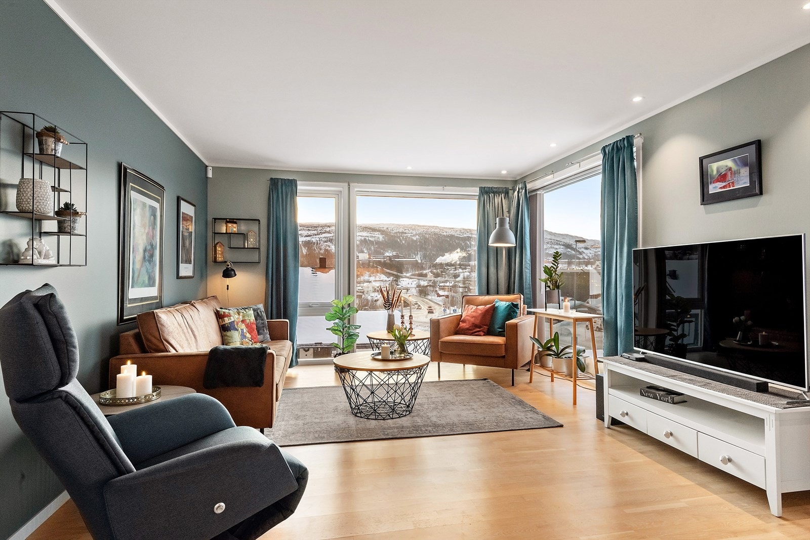Leiligheten ligger i 2.etasje og har et bruksareal på hele 109 m2. I tillegg til arealet som er oppgitt ovenfor så har leiligheten en privat bod i kjelleretasjen på ca. 5 m2. Galleribilde